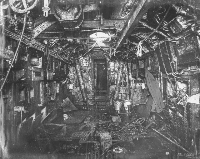 Inside An Old German Submarine (21 pics)