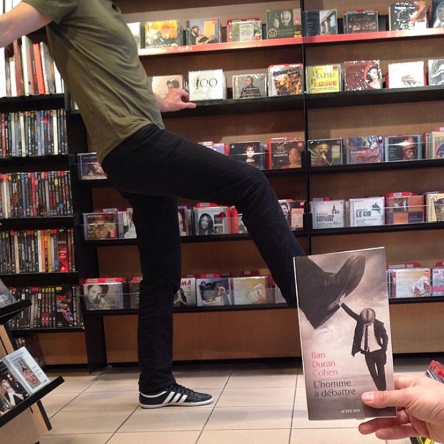 How Bored Bookstore Employees Entertain Themselves (30 pics)