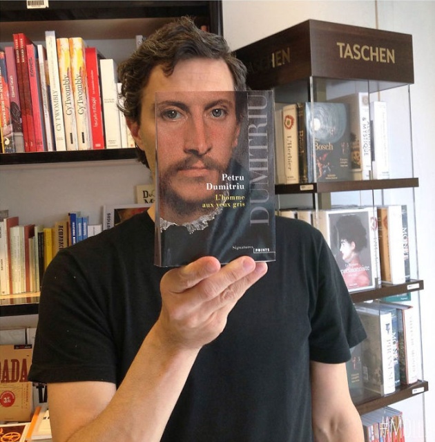 How Bored Bookstore Employees Entertain Themselves (30 pics)