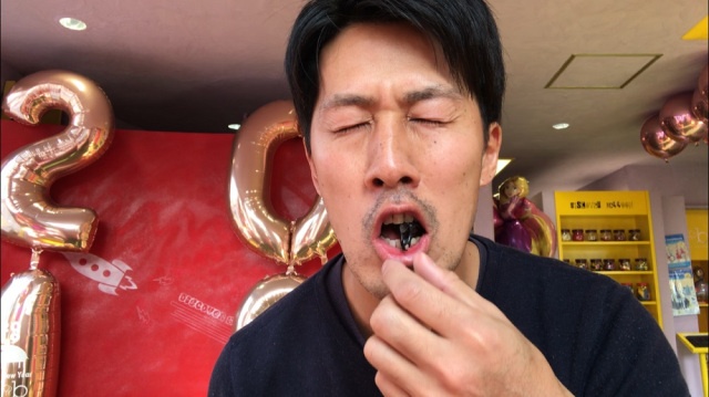 Man Eats Rhino Beetles From Kumamoto’s Bug-Food Vending Machine (10 pics)
