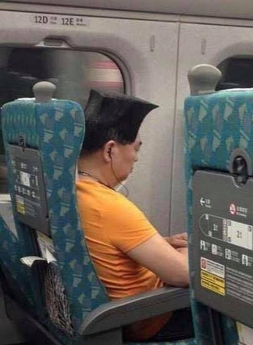 Average Joe Goes Viral Online Thanks to His Square Hairdo (5 pics)