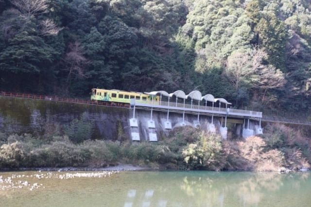 New Japanese Train Station Has No Entrance Or Exit, Only Used To Admire The Scenery (7 pics)