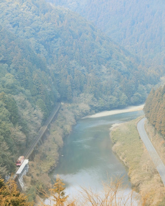 New Japanese Train Station Has No Entrance Or Exit, Only Used To Admire The Scenery (7 pics)