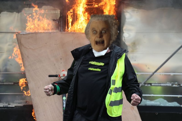 Man Rioting In Paris Gets Photoshopped (20 pics)