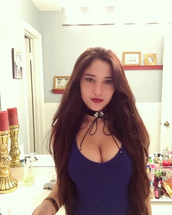 Girls With Choker Necklaces (35 pics)