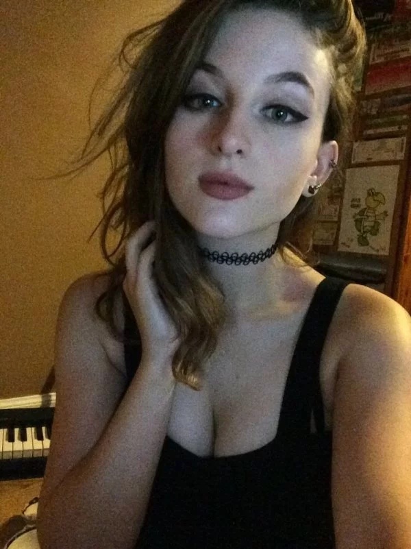 Girls With Choker Necklaces (35 pics)