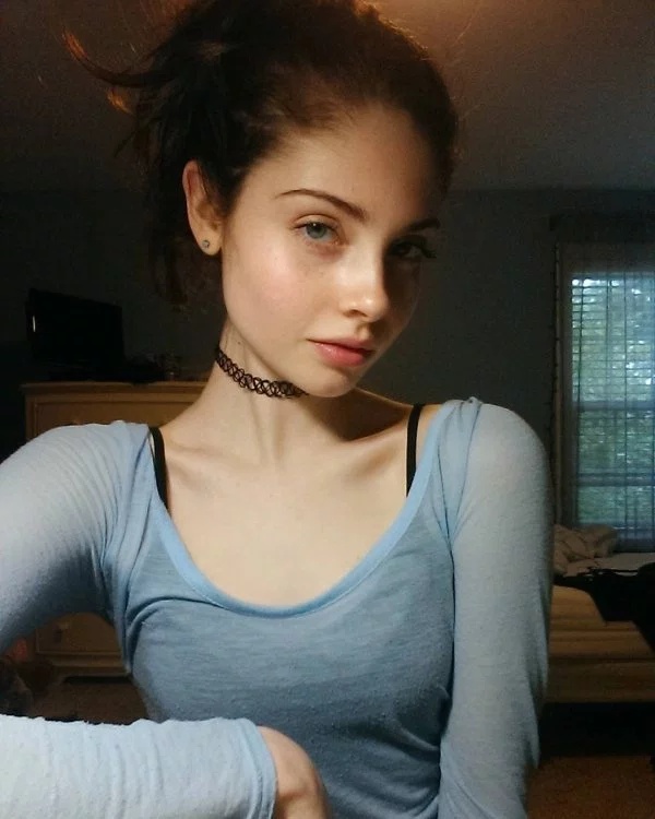 Girls With Choker Necklaces (35 pics)