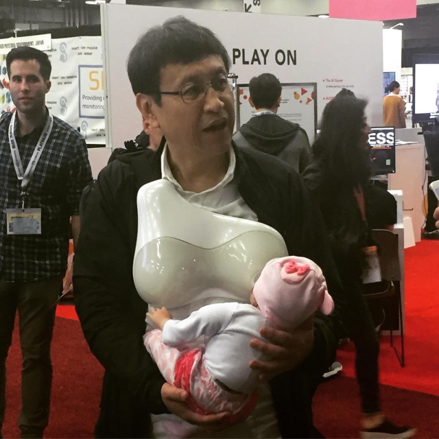 Japanese Device Allows Fathers to Breastfeed Their Babies (3 pics)