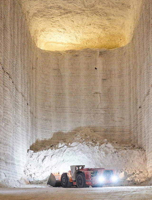What A Salt Mine Looks Like From The Inside (2 pics)