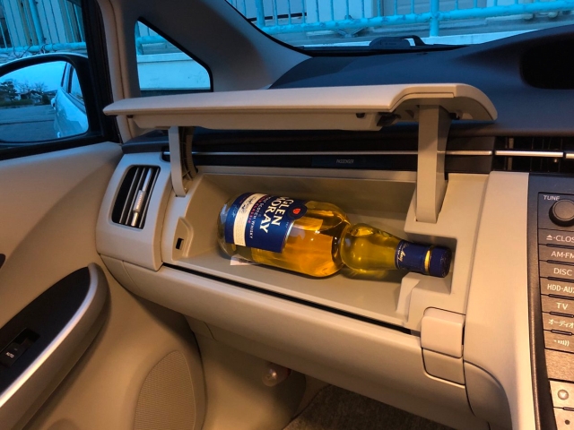 Toyota Prius Has a Nice Place To Hide Your Booze (3 pics)