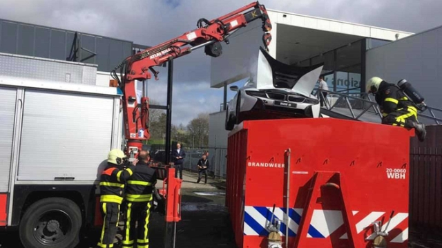 This How Dutch Firefighters Put Out The Fire Of BMW i8 (4 pics)