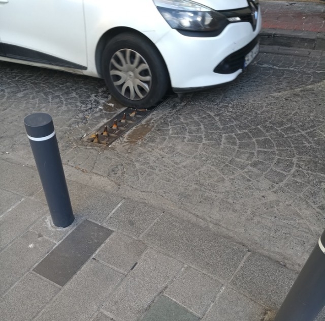 One-Way Streets In Istanbul Enforced With Rental Car Spikes (2 pics)