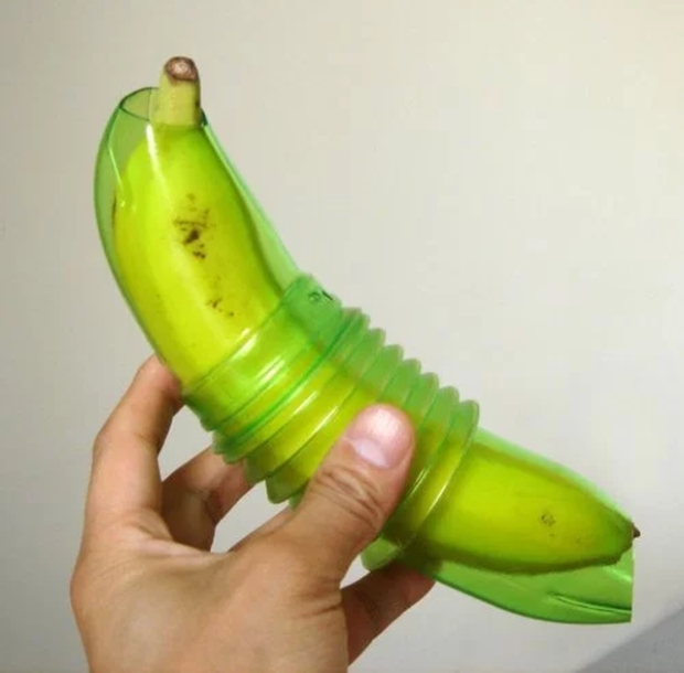 Totally Bananas Scores Of People Leave Hilarious Amazon Reviews On A Cheekily-Shaped Banana Holder – With Men Claiming ‘The Wife Keeps Stealing Mine’ (4 pics)