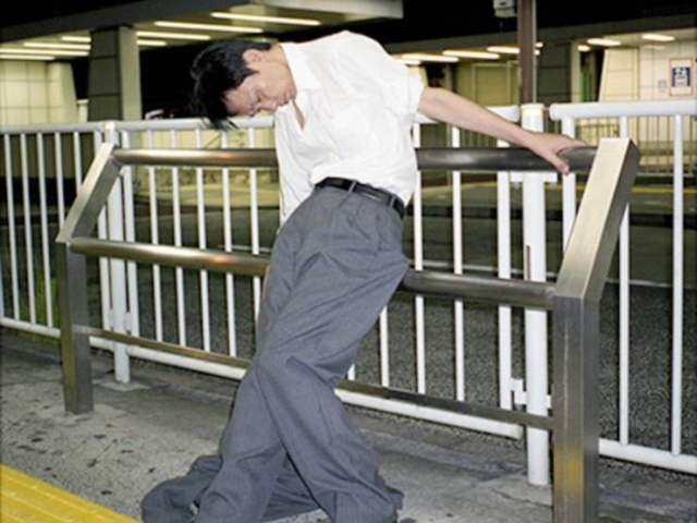 Japanese Businessmen Sleeping On The Streets Are A Testament To Japan’s Strict Work Culture (30 pics)