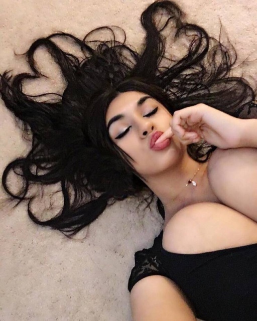 Beautiful Busty Girls (51 pics)