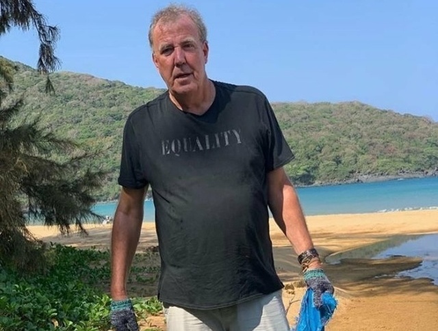 Jeremy Clarkson, During A Break In The Filming Of The Grand Tour, Helps To Clean Up Trash In Vietnam (3 pics)