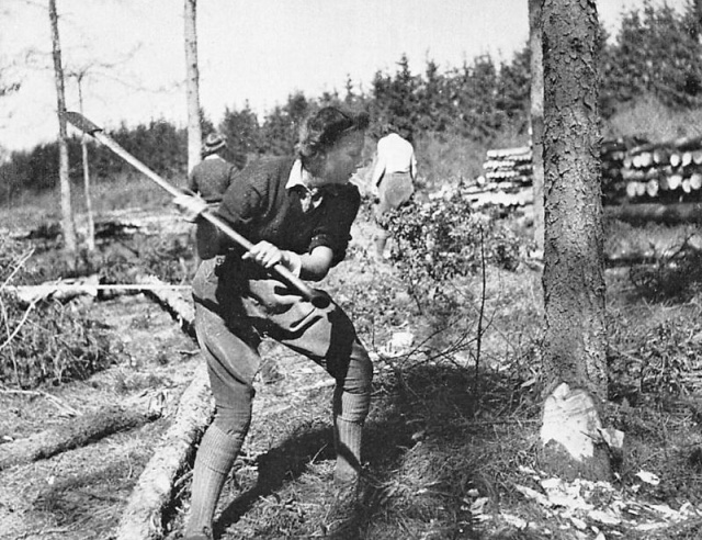 Lumberjack Women During World War II (13 pics)