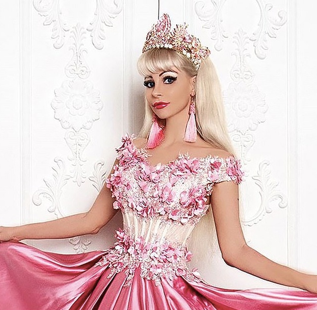 Russian Barbie Look-a-like (22 pics)