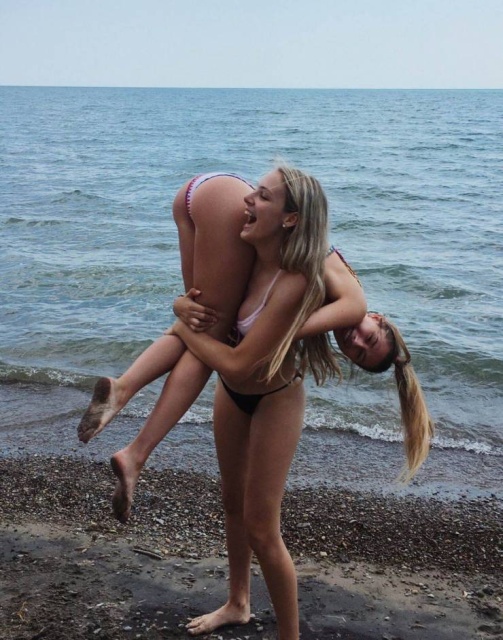 Girls In Bikinis (47 pics)