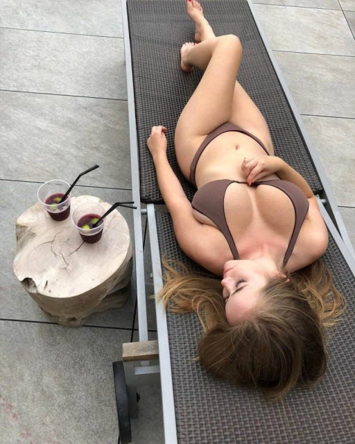 Girls In Bikinis (47 pics)