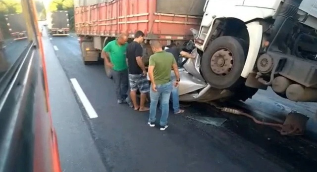 Driver Miraculously Escapes Horror Crash In Brazil (8 pics)