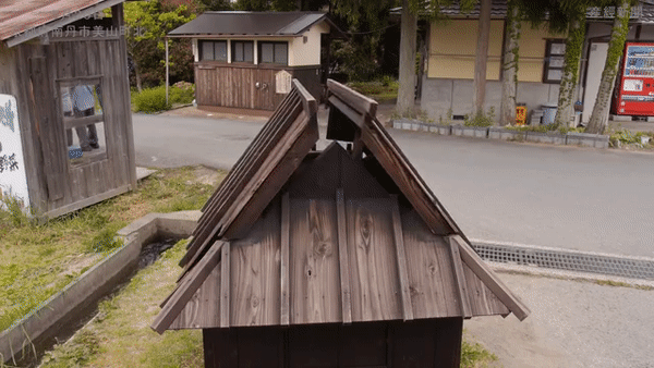 Ingenious Sprinkler System Turns Entire Japanese Hamlet into a Water Fountain (5 pics)