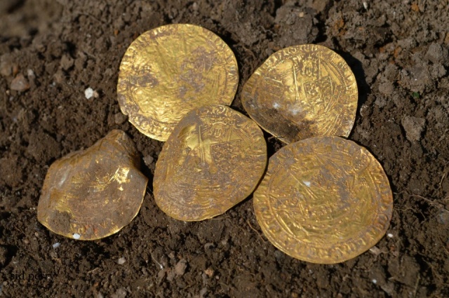 Friends Find 14th Century Coins Using Metal Detectors (8 pics)