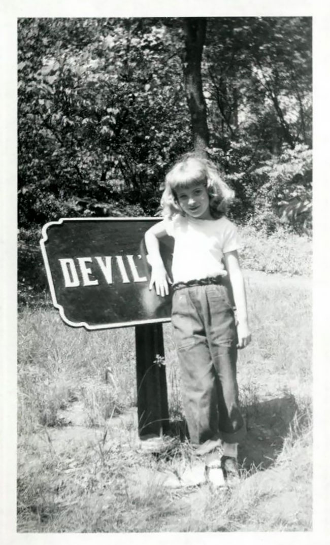 People Posing With Signs Many Years Ago (37 pics)