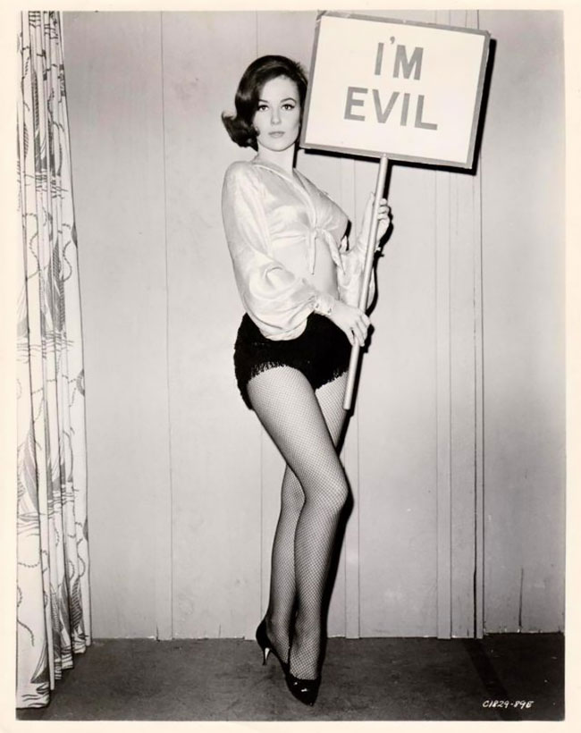 People Posing With Signs Many Years Ago (37 pics)