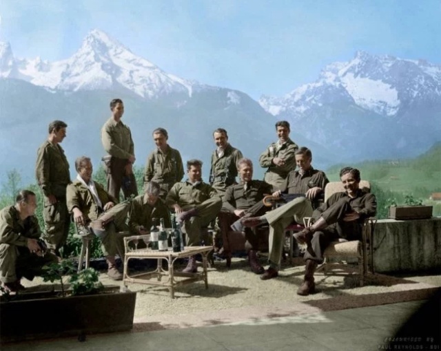 Colourized WWII 17 of 27 Volltreffer