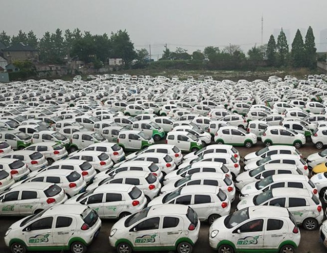 Electric Vehicle Cemetery in China (6 pics)