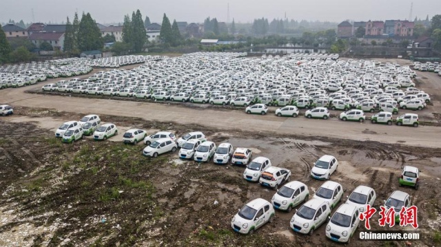 Electric Vehicle Cemetery in China (6 pics)