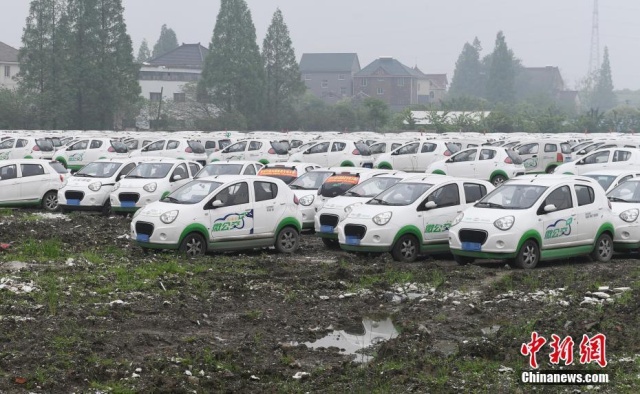 Electric Vehicle Cemetery in China (6 pics)