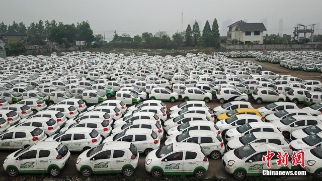 Electric Vehicle Cemetery in China (6 pics)