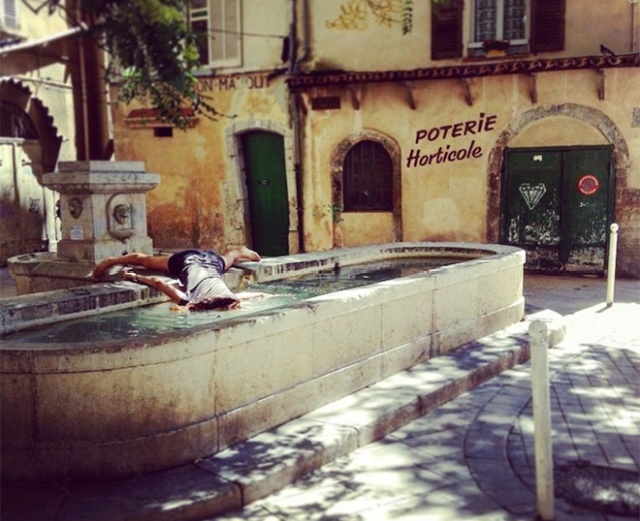 Woman Takes Anti-Selfies by “Dying” at Famous Landmarks  (20 pics)