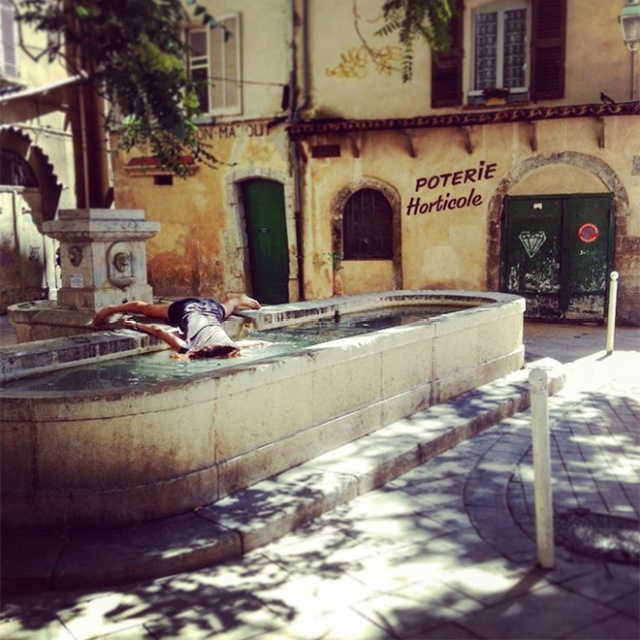 Woman Takes Anti-Selfies by “Dying” at Famous Landmarks  (20 pics)