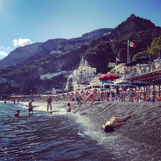 Woman Takes Anti-Selfies by “Dying” at Famous Landmarks  (20 pics)