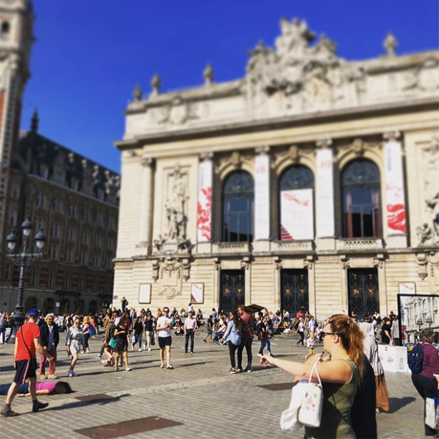 Woman Takes Anti-Selfies by “Dying” at Famous Landmarks  (20 pics)