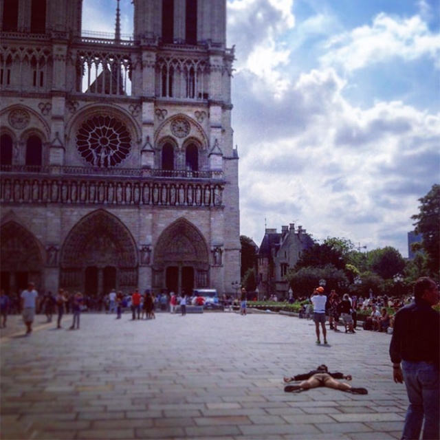 Woman Takes Anti-Selfies by “Dying” at Famous Landmarks  (20 pics)
