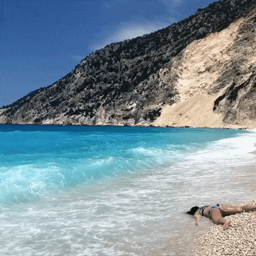 Woman Takes Anti-Selfies by “Dying” at Famous Landmarks  (20 pics)