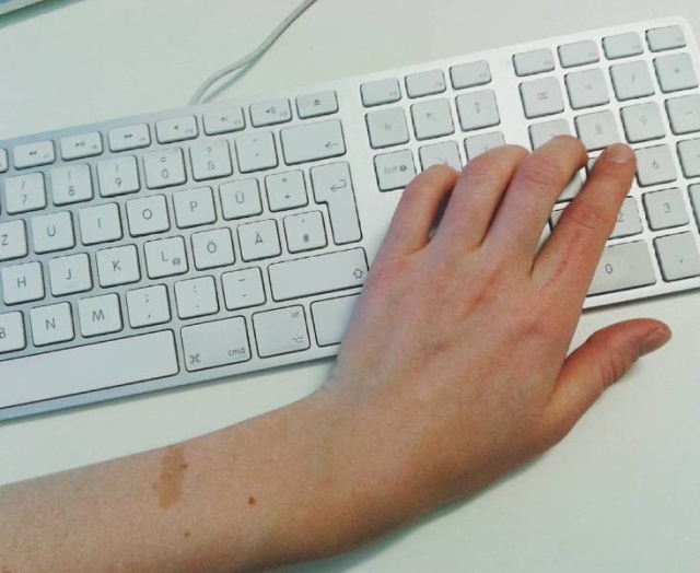 It’s Difficult To Be A Leftie (20 pics)