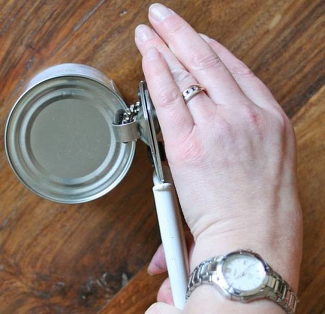 It’s Difficult To Be A Leftie (20 pics)