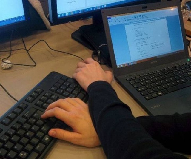 It’s Difficult To Be A Leftie (20 pics)