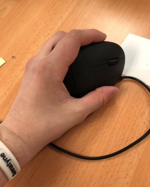 It’s Difficult To Be A Leftie (20 pics)