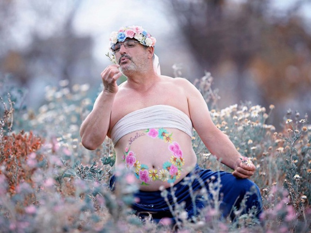 Dad Creates a Springtime Pregnancy Photoshoot Parody (12 pics)
