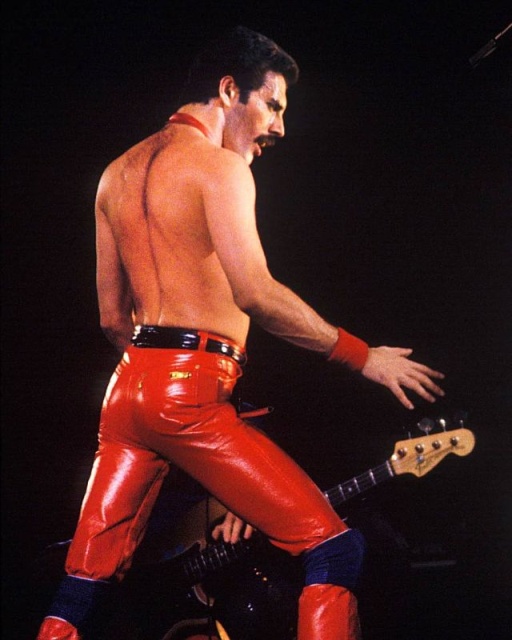 Photos Of Freddie Mercury on Stage (50 pics)