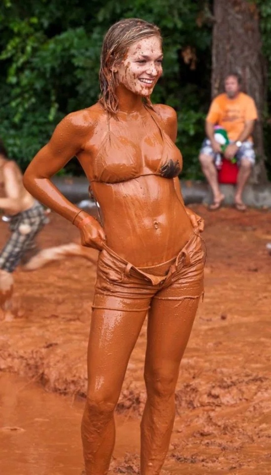 Mud Girls (25 pics)