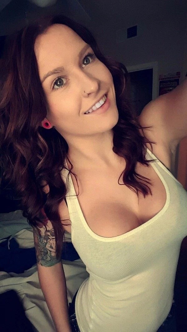 Smiling Busty Girls (25 pics)