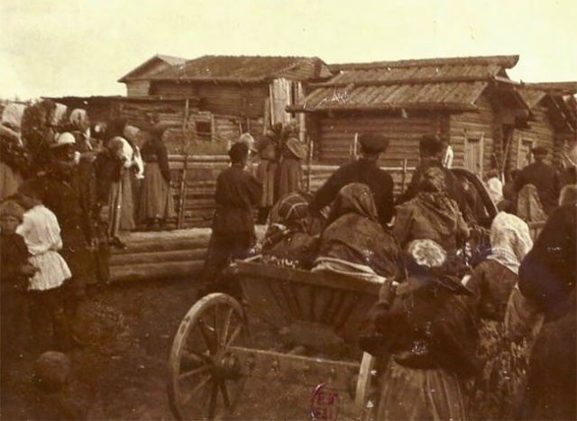 Rare Vintage Photos Of Dwellers Of The Russian North Over A Century Ago (24 pics)