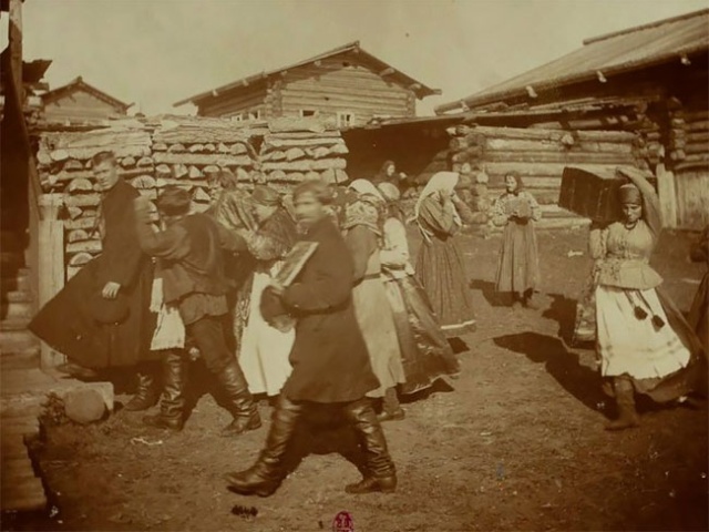 Rare Vintage Photos Of Dwellers Of The Russian North Over A Century Ago (24 pics)